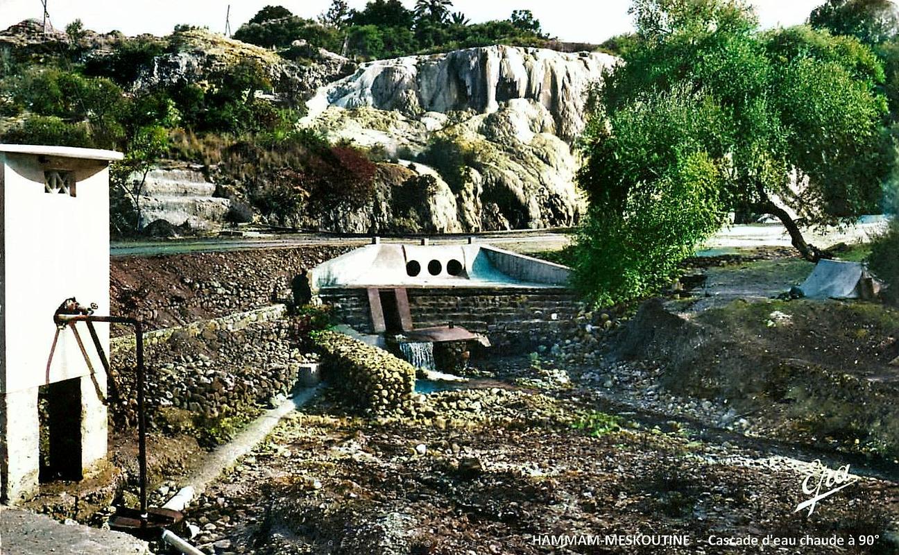 Hammam-Meskoutine - Cascade d'eau chaude a 90o  en 1958 .jpg